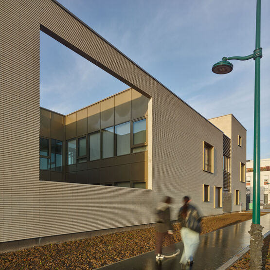  Plaquette large à relief  | Profil Coste - RAIRIES MONTRIEUX