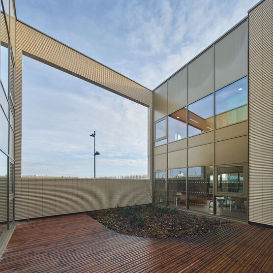 Plaquette large à relief  | Profil Coste - produit présenté par RAIRIES MONTRIEUX