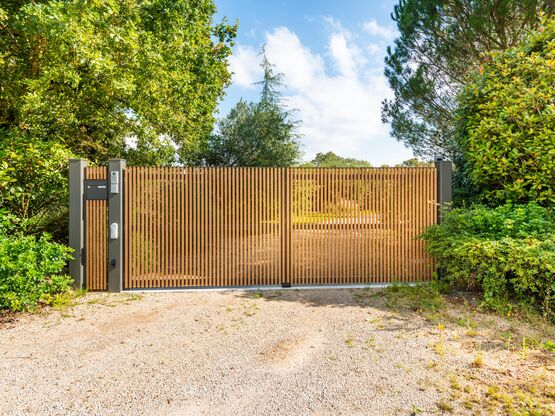  Portail à tasseaux en aluminium | GANIT - KOSTUM  MAISON CADIOU