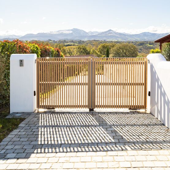  Portail à tasseaux en aluminium | GANIT - KOSTUM  MAISON CADIOU