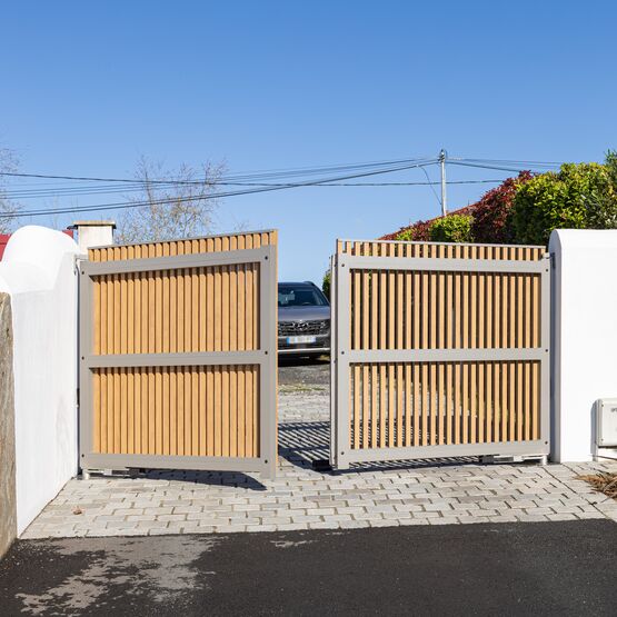 Portail à tasseaux en aluminium | GANIT - produit présenté par KOSTUM  MAISON CADIOU