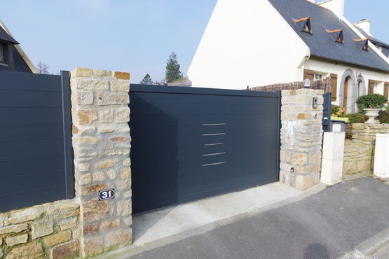  Portail aluminium aux lignes épurées en version battante ou coulissante  | Design Bel’M - KOSTUM (GROUPE CADIOU)