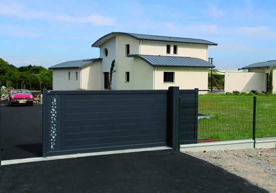  Portail aluminium aux lignes épurées en version battante ou coulissante  | Design Bel’M - Portails aluminium