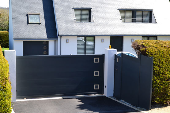 Portail aluminium aux lignes épurées en version battante ou coulissante  | Design Bel’M - produit présenté par KOSTUM (GROUPE CADIOU)