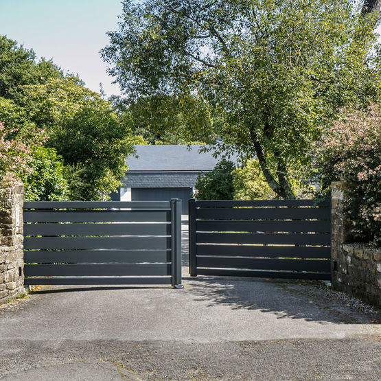  Portail aluminium battant ou coulissant ajouré | Maez - Portails aluminium