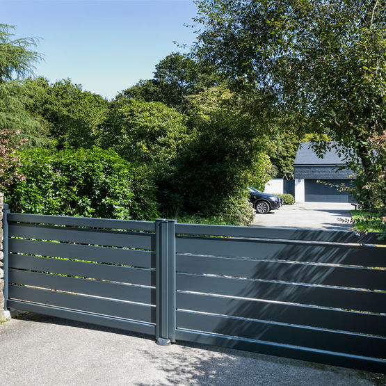 Portail aluminium battant ou coulissant ajouré | Maez - produit présenté par KOSTUM (GROUPE CADIOU)