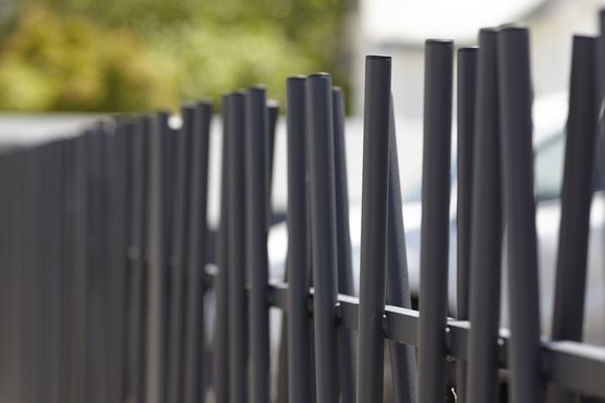 Portail aluminium battant ou coulissant sur mesure | DUNE - produit présenté par KOSTUM  MAISON CADIOU