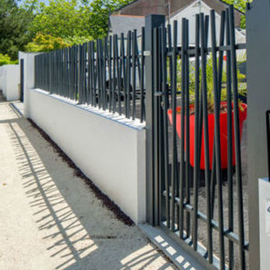 Portail plein droit : portail battant aluminium, sur mesure NATURO