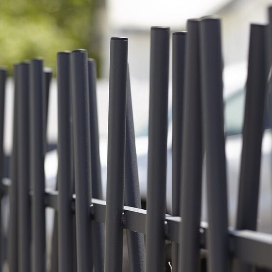 Portail aluminium battant ou coulissant sur mesure | DUNE - produit présenté par KOSTUM  MAISON CADIOU