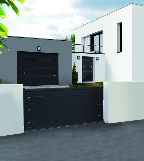  Portail aluminium design, coordination porte d&#039;entrée et de garage Bel&#039;M - KOSTUM  MAISON CADIOU