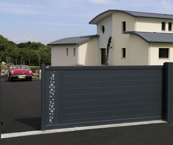  Portail aluminium design, coordination porte d&#039;entrée et de garage Bel&#039;M - Portails aluminium