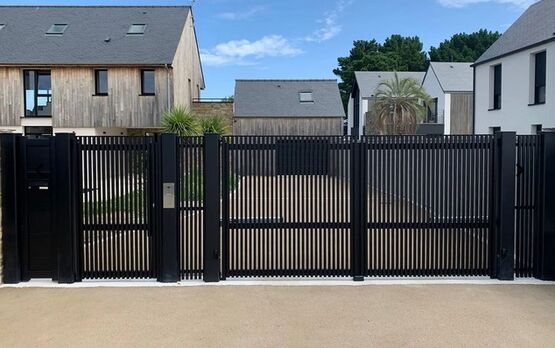 Portail architecte en aluminium | GANIT - produit présenté par KOSTUM MAISON CADIOU