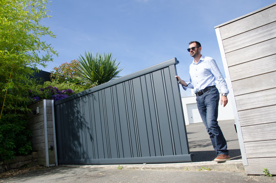 Portail battant ou coulissant à lames en aluminium | CELINA - produit présenté par KOSTUM  MAISON CADIOU