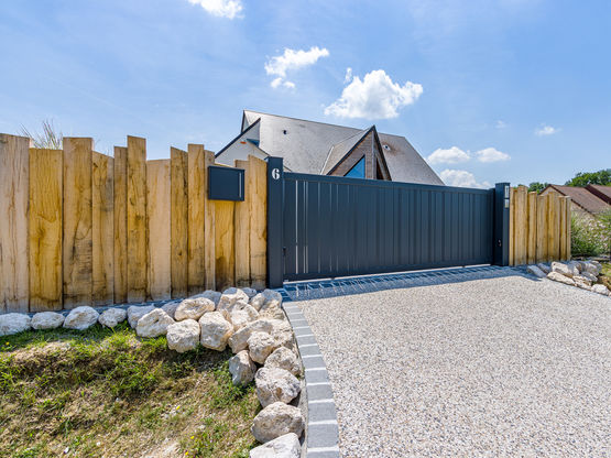  Portail battant ou coulissant à lames en aluminium | CELINA - KOSTUM  MAISON CADIOU