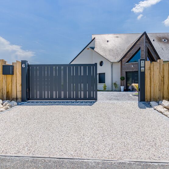  Portail battant ou coulissant à lames en aluminium | CELINA - KOSTUM  MAISON CADIOU