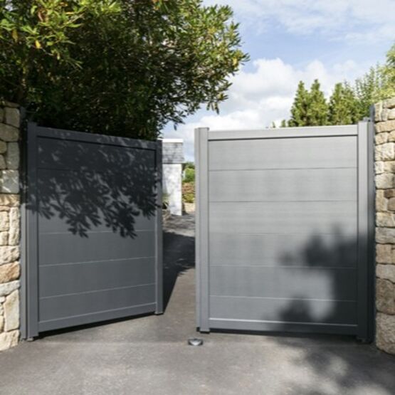  Portail battant ou coulissant à lames extra-larges en aluminium | KARANTAN - KOSTUM  MAISON CADIOU