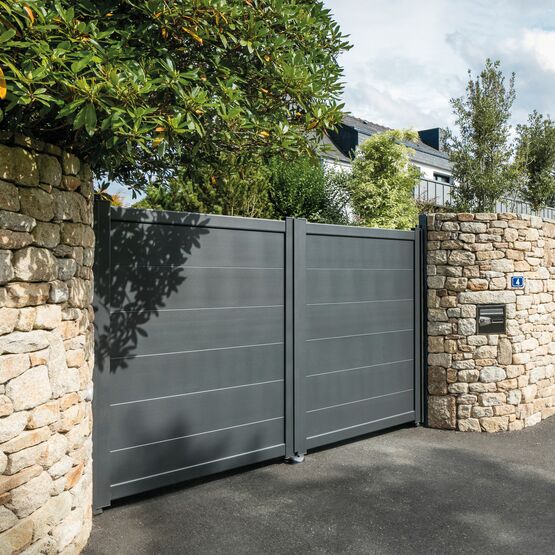  Portail battant ou coulissant à lames extra-larges en aluminium | KARANTAN - Portails aluminium