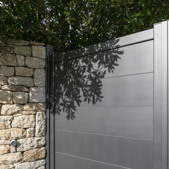 Portail battant ou coulissant à lames extra-larges en aluminium | KARANTAN - produit présenté par KOSTUM  MAISON CADIOU