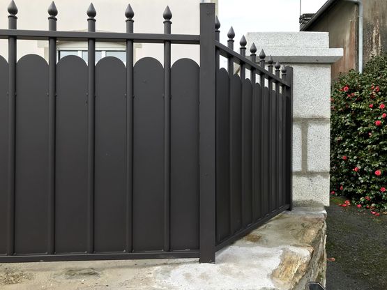 Portail battant ou coulissant aluminium gamme Tradition | PONT-AVEN - produit présenté par KOSTUM  MAISON CADIOU