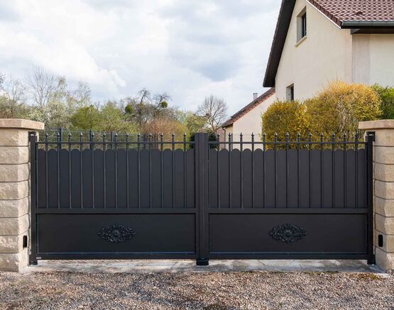  Portail battant ou coulissant aluminium gamme Tradition | PONT-AVEN - KOSTUM  MAISON CADIOU