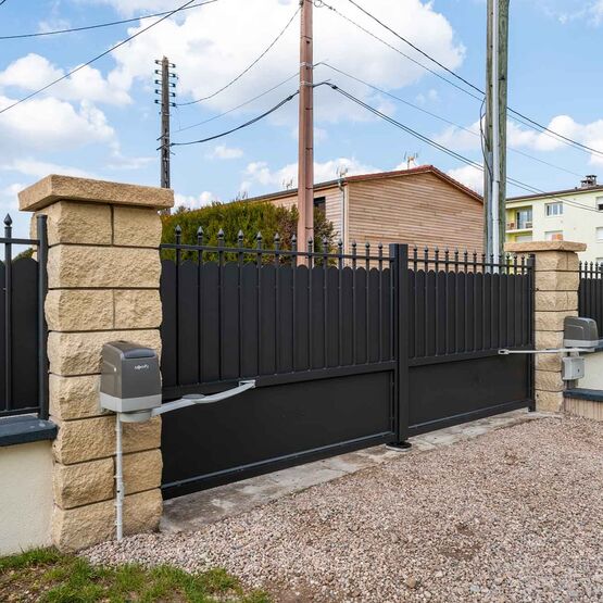 Portail battant ou coulissant aluminium gamme Tradition | PONT-AVEN - produit présenté par KOSTUM  MAISON CADIOU