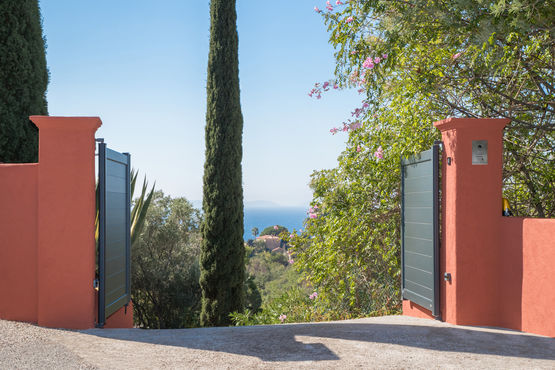 Portail contemporain battant et coulissant en aluminium | ANAE - produit présenté par KOSTUM  MAISON CADIOU