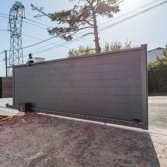  Portail contemporain battant et coulissant en aluminium | ANAE - KOSTUM  MAISON CADIOU