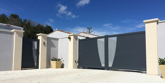 Portail contemporain en aluminium sans traverse haute et basse | Shar-pei 2.5  - produit présenté par PROFILS SYSTÈMES