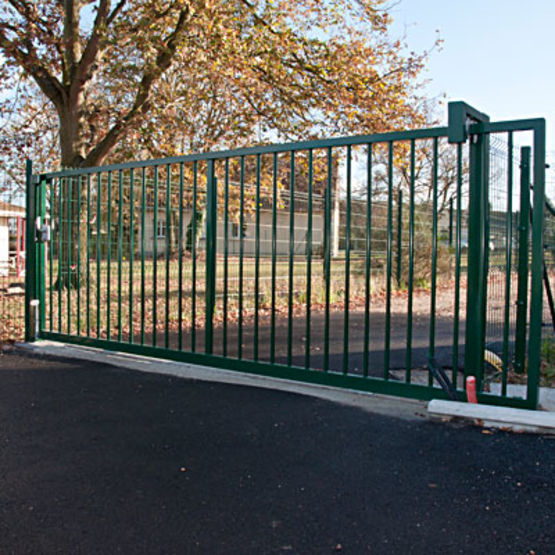  Portail coulissant en acier à manoeuvre manuelle | Troll - NORMACLO