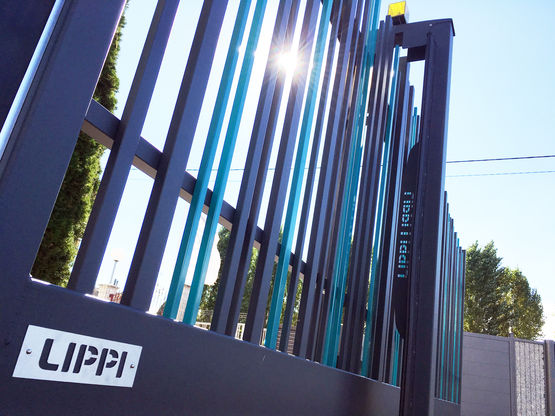  Portail coulissant en acier galvanisé pour des agencements extérieurs | Portail Coulissant STEM - Portails fer ou acier