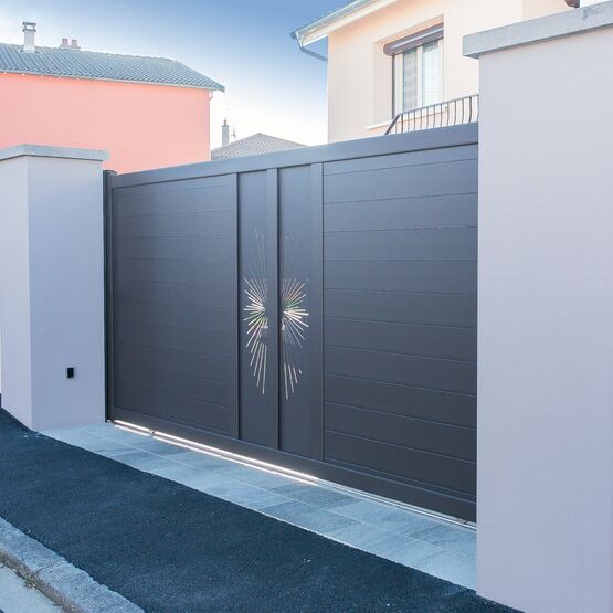  Portail coulissant en aluminium avec décors personnalisables - KOSTUM  MAISON CADIOU