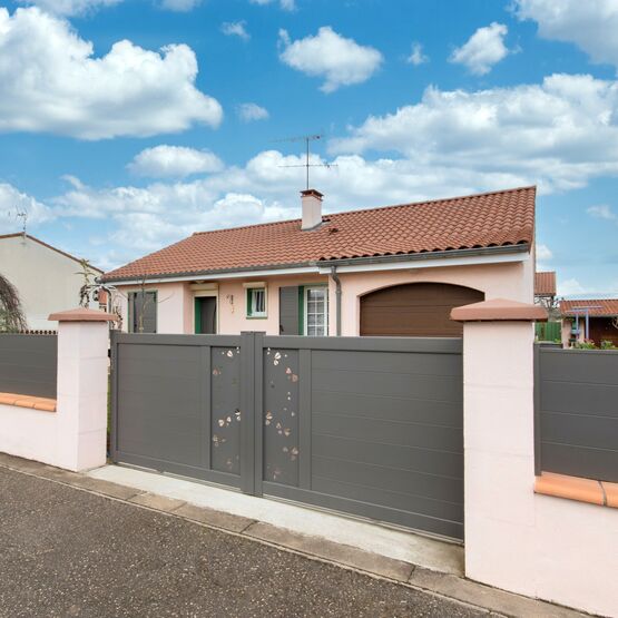 Portail coulissant en aluminium avec décors personnalisables - produit présenté par KOSTUM  MAISON CADIOU