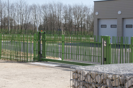 Portail coulissant imitation bambou | Portail Oobamboo - produit présenté par NORMACLO