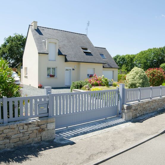  Portail design intemporel en aluminium | ARGOAT - Portails aluminium