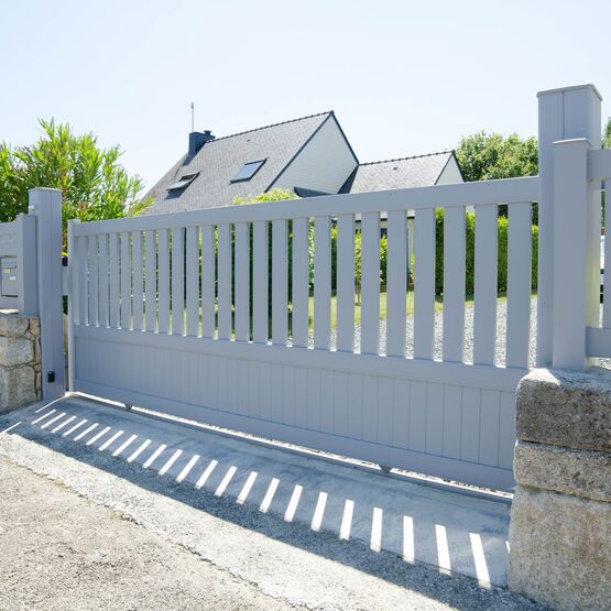  Portail design intemporel en aluminium | ARGOAT - KOSTUM  MAISON CADIOU