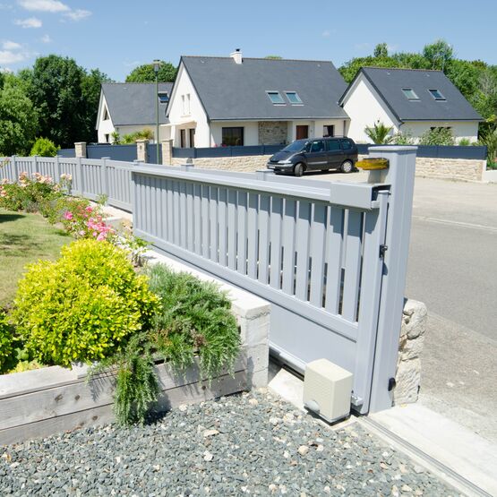 Portail design intemporel en aluminium | ARGOAT - produit présenté par KOSTUM  MAISON CADIOU