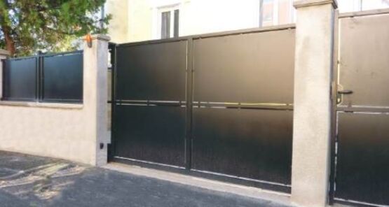  Portail en acier avec battement central en aluminium | Acier Retro - Portails fer ou acier