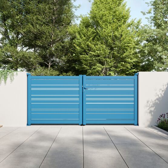  Portail en aluminium avec lames ajourées de différentes largeurs  | SPAS - KOSTUM  MAISON CADIOU