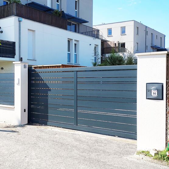  Portail en aluminium avec lames ajourées de différentes largeurs  | SPAS - Portails aluminium