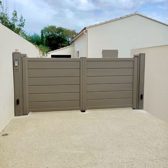 Portail en aluminium persienné | TEV - produit présenté par KOSTUM  MAISON CADIOU