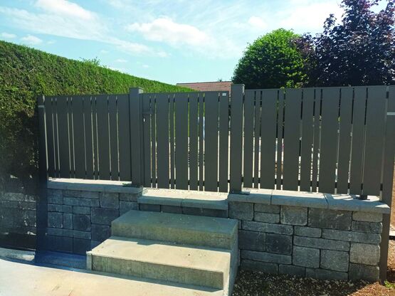  Portail et clôture aluminium à lames verticales ajourées aspect bois  | Tendance Linea - GYT