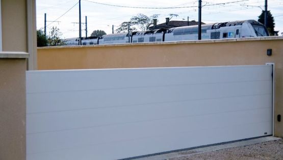 Portail plein coulissant aluminium lame large 220 | FLAT - produit présenté par ABS SAS CLAUSTRALU (LE PORTAIL ALU)