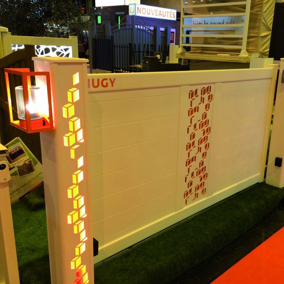 Portail plein en aluminium avec décors incrustés | Hugy