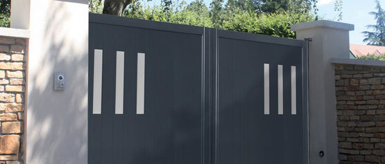  Portails en lames d&#039;aluminium avec décors en acier inoxydable | Décors Inox - Portails aluminium