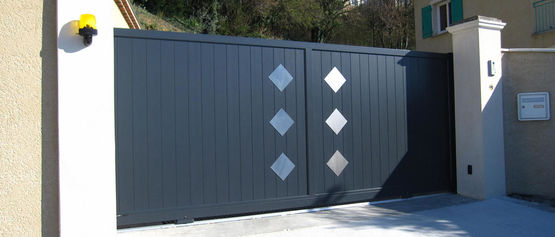 Portails en lames d&#039;aluminium avec décors en acier inoxydable | Décors Inox - produit présenté par HORIZAL LES PORTALIERS