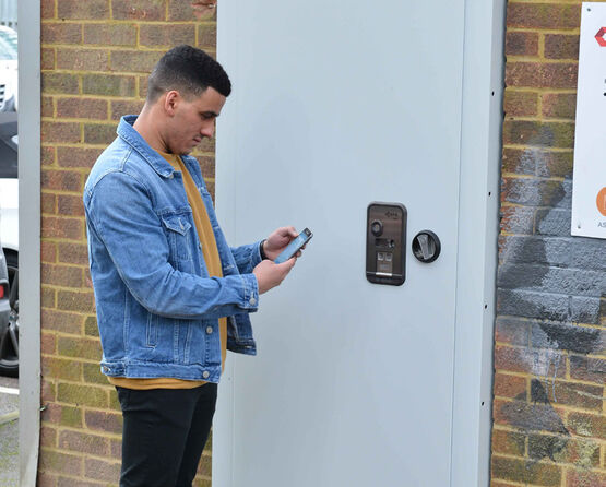 Porte anti-intrusion sans clés | SmartDoor - produit présenté par PRODOMO