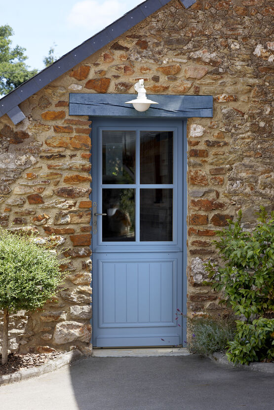 Porte d&#039;entrée Guyenne Bleu RAL 5023 Vue extérieure | Bois Les Manoirs