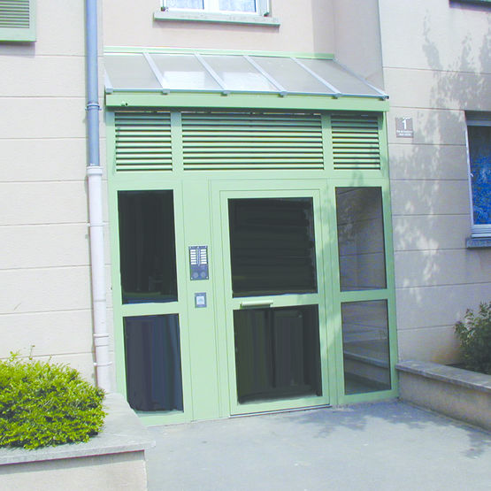 Porte d&#039;entrée d&#039;immeuble vitrée à profilés acier | Castan