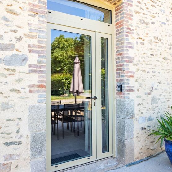 Porte d'entrée vitrée plane haut de gamme à rupture de pont thermique - produit présenté par SEPALUMIC