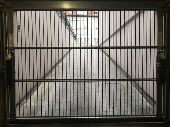  Porte de garage accès parking barreaudée | DOORMATIC-BAR - Autres types de portes de garage